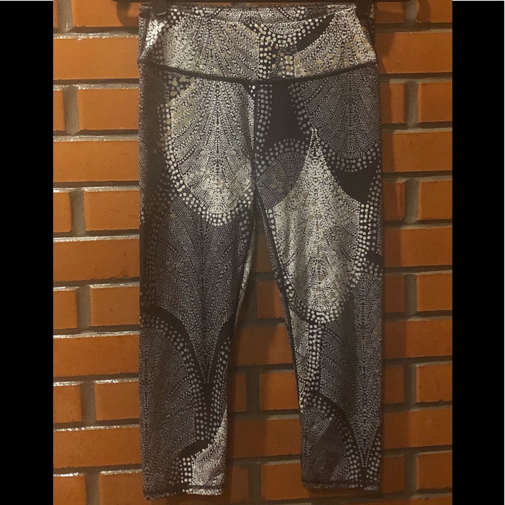 Fabletics printed power hold Capri sz XS